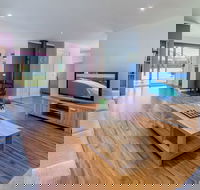 Loch Retreat 550m TO Town - Schoolies Week Accommodation