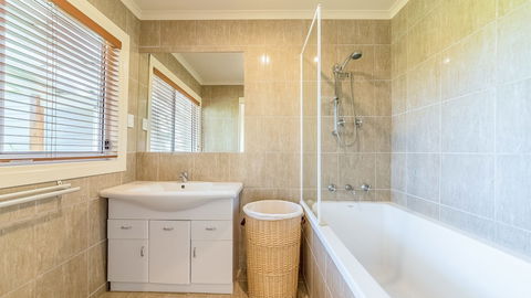 Loch Retreat 550m TO Town - Schoolies Week Accommodation 2