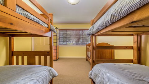 Loch Retreat 550m TO Town - Schoolies Week Accommodation 1
