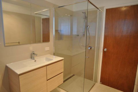 Salty Sands Meters From THE Beach Free Wifi - Schoolies Week Accommodation 4