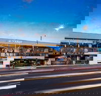 Nightcap at Sandringham Hotel - Schoolies Week Accommodation