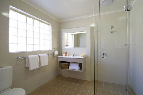 Marty's @ Little Beach - Schoolies Week Accommodation 4