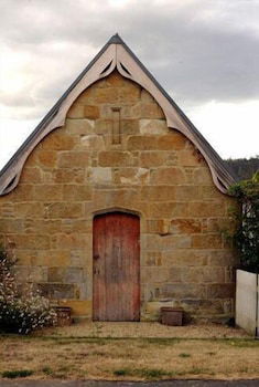 Red Feather Inn - Schoolies Week Accommodation 0