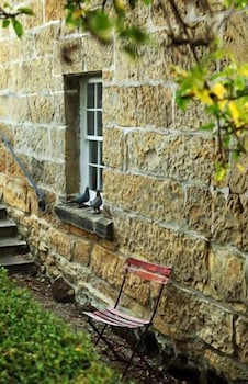 Red Feather Inn - Schoolies Week Accommodation 2