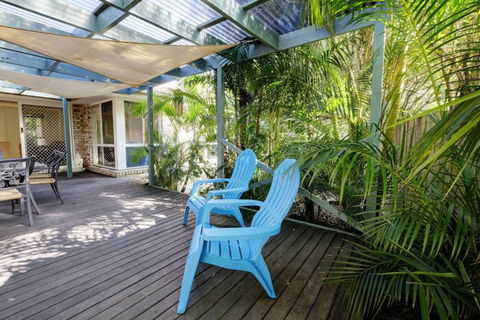 FRANGIPANI BEACH HOUSE PET FRIENDLY 22 Belbourie Cres Boomerang Beach - Schoolies Week Accommodation 5