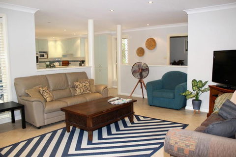 FRANGIPANI BEACH HOUSE PET FRIENDLY 22 Belbourie Cres Boomerang Beach - Schoolies Week Accommodation 6