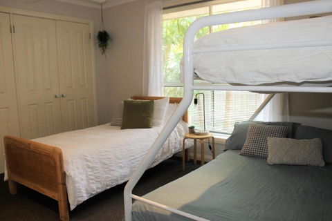 FRANGIPANI BEACH HOUSE PET FRIENDLY 22 Belbourie Cres Boomerang Beach - Schoolies Week Accommodation 1