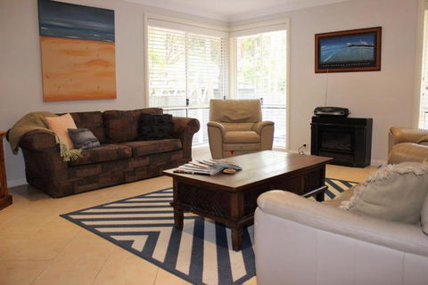 FRANGIPANI BEACH HOUSE PET FRIENDLY 22 Belbourie Cres Boomerang Beach - Schoolies Week Accommodation 4