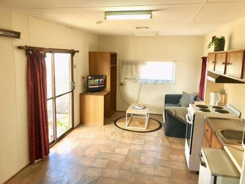 Cute Private Studio Flat With AIRCON! - Schoolies Week Accommodation 4