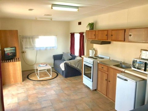 Cute Private Studio Flat With AIRCON! - Schoolies Week Accommodation 6