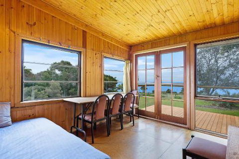 98 Ocean Parade Rustic Log Cabin - Schoolies Week Accommodation 4