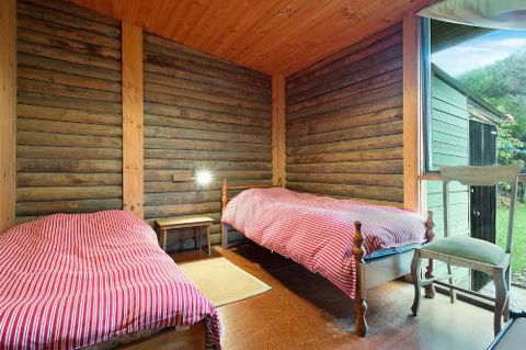 98 Ocean Parade Rustic Log Cabin - Schoolies Week Accommodation 2