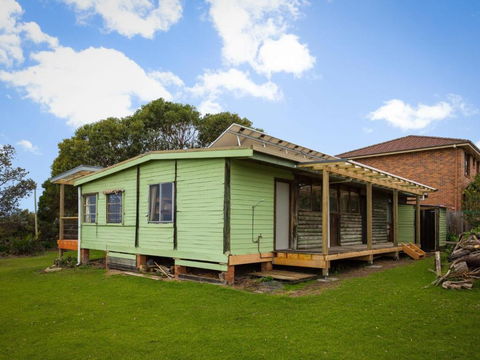 98 Ocean Parade Rustic Log Cabin - Schoolies Week Accommodation 1