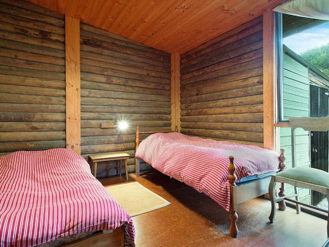 98 Ocean Parade Rustic Log Cabin - Schoolies Week Accommodation 3