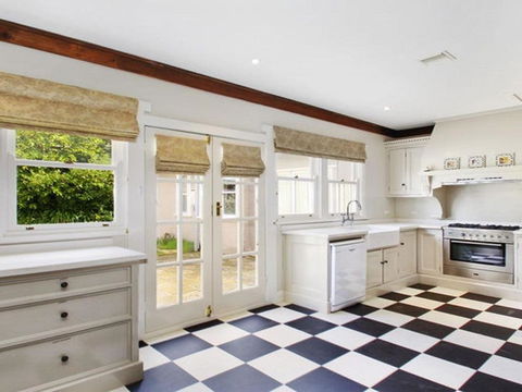 Robin Hill Manor Rambling Retreat & Tennis Court - Schoolies Week Accommodation 6