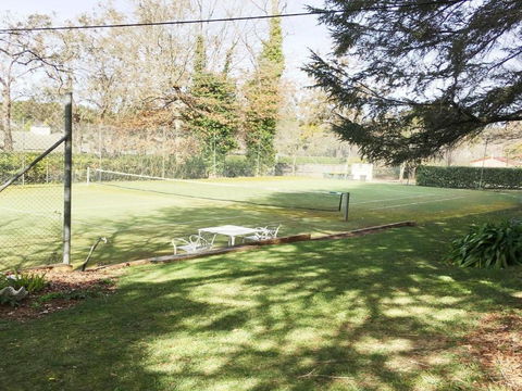 Robin Hill Manor Rambling Retreat & Tennis Court - Schoolies Week Accommodation 1