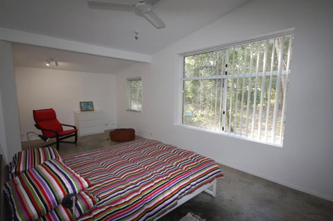 15 Belle Court Modern Architect Designed Open Plan Holiday Home With Outdoor Shower - Schoolies Week Accommodation 3