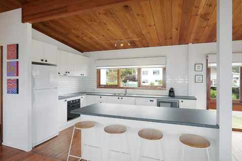 17 Dulling Street Beach House - Schoolies Week Accommodation 1