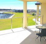 Island Waterfront Getaway WiFi - Schoolies Week Accommodation