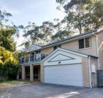 Four Bedroom Quality Townhouse - Schoolies Week Accommodation