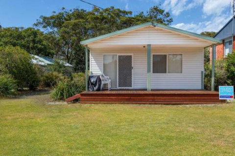 Coastal Cottage - Schoolies Week Accommodation 0
