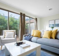 Spacious Lovely Home In Point Cook - Schoolies Week Accommodation