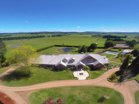 Iona Park Quintessential Highlands Estate - Schoolies Week Accommodation 1