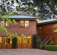 Treetops elegant inviting designer cedar home - Schoolies Week Accommodation