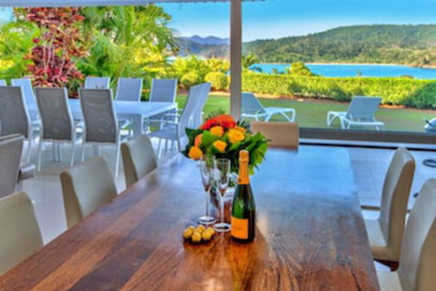 Bella Vista East 3 Luxury Ocean Views Large Flat Grassed Area + Buggy - Schoolies Week Accommodation 0