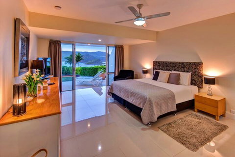 Bella Vista East 3 Luxury Ocean Views Large Flat Grassed Area + Buggy - Schoolies Week Accommodation 6