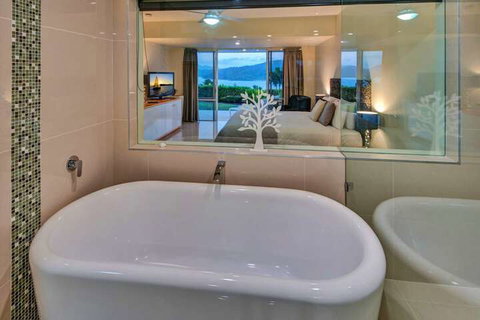 Bella Vista East 3 Luxury Ocean Views Large Flat Grassed Area + Buggy - Schoolies Week Accommodation 3