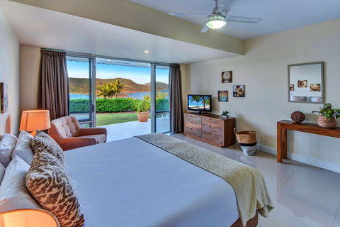 Bella Vista East 3 Luxury Ocean Views Large Flat Grassed Area + Buggy - Schoolies Week Accommodation 4