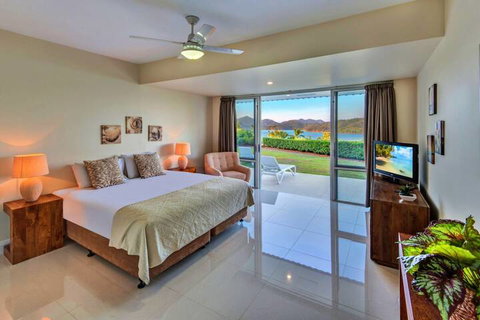 Bella Vista East 3 Luxury Ocean Views Large Flat Grassed Area + Buggy - Schoolies Week Accommodation 5