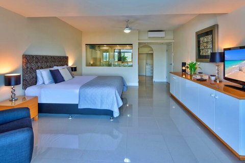 Bella Vista East 3 Luxury Ocean Views Large Flat Grassed Area + Buggy - Schoolies Week Accommodation 7