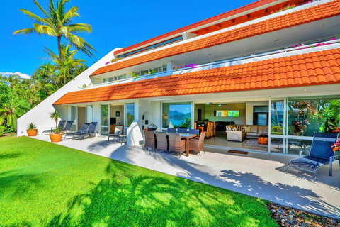 Bella Vista East 3 Luxury Ocean Views Large Flat Grassed Area + Buggy - Schoolies Week Accommodation 1