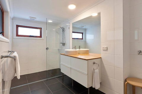 DOLPHIN LOOKOUT COTTAGE Amazing Views Of The Bay Of Fires - Schoolies Week Accommodation 1