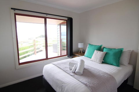 DOLPHIN LOOKOUT COTTAGE Amazing Views Of The Bay Of Fires - Schoolies Week Accommodation 5