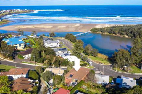 Seven Smiles Riverside Location & Ocean Views - Schoolies Week Accommodation 0