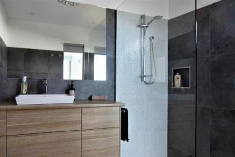 BEACHHOUSE BINALONG Luxury Waterfront Holiday House At Bay Of Fires - Schoolies Week Accommodation 1