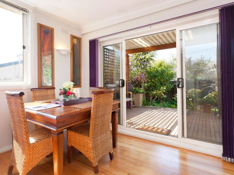 METRES TO THE BEACH MORNINGTON - Schoolies Week Accommodation 1