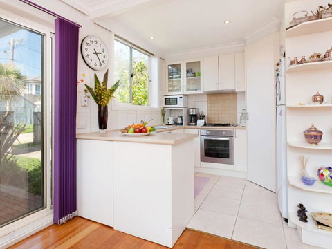 METRES TO THE BEACH MORNINGTON - Schoolies Week Accommodation 2