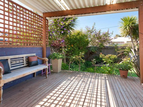 METRES TO THE BEACH MORNINGTON - Schoolies Week Accommodation 6