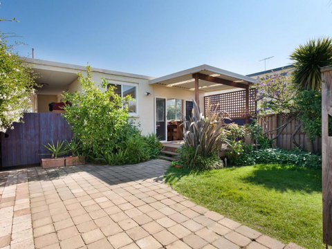 METRES TO THE BEACH MORNINGTON - Schoolies Week Accommodation 4