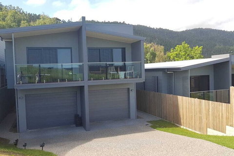 Daydream Spcaious & Comfortable With Water Views - Schoolies Week Accommodation 1