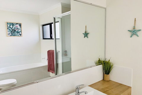 Daydream Spcaious & Comfortable With Water Views - Schoolies Week Accommodation 7