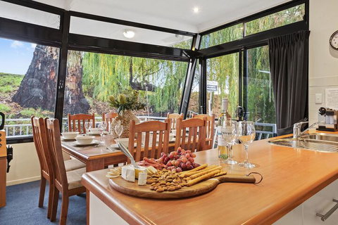 Boats And Bedzzz Houseboat Stays & Renmark River Villas - Schoolies Week Accommodation 4