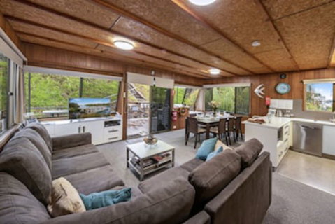 Boats And Bedzzz Houseboat Stays & Renmark River Villas - Schoolies Week Accommodation 0