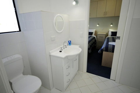 Boats And Bedzzz Houseboat Stays & Renmark River Villas - Schoolies Week Accommodation 3