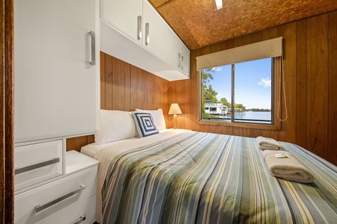 Boats And Bedzzz Houseboat Stays & Renmark River Villas - Schoolies Week Accommodation 5