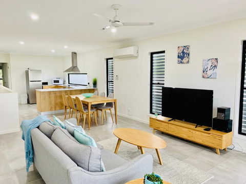 DAYDREAMING Airlie Beach Water Views & Only 200m To Boardwalk. - Schoolies Week Accommodation 1
